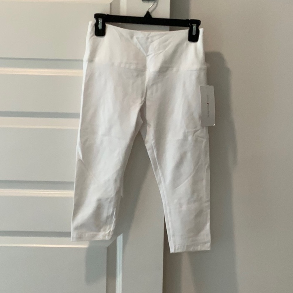 intro. White Tummy Control Seamless Capri Leggings
